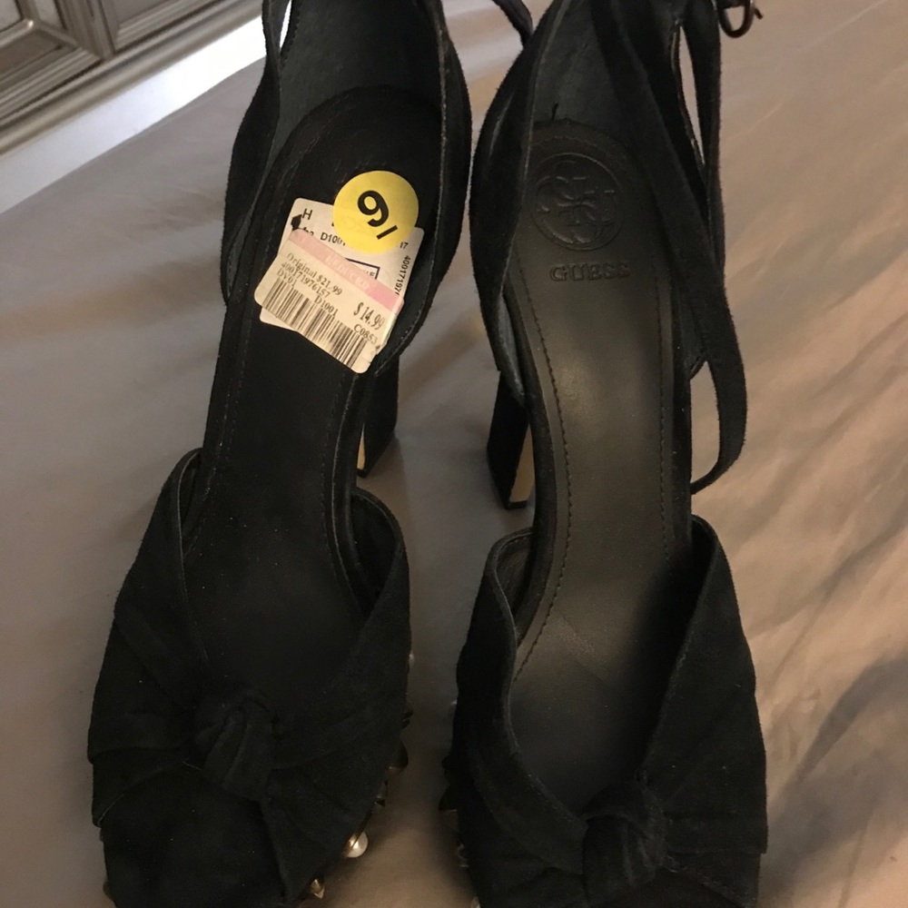 Heeled - Picture 2 of 3